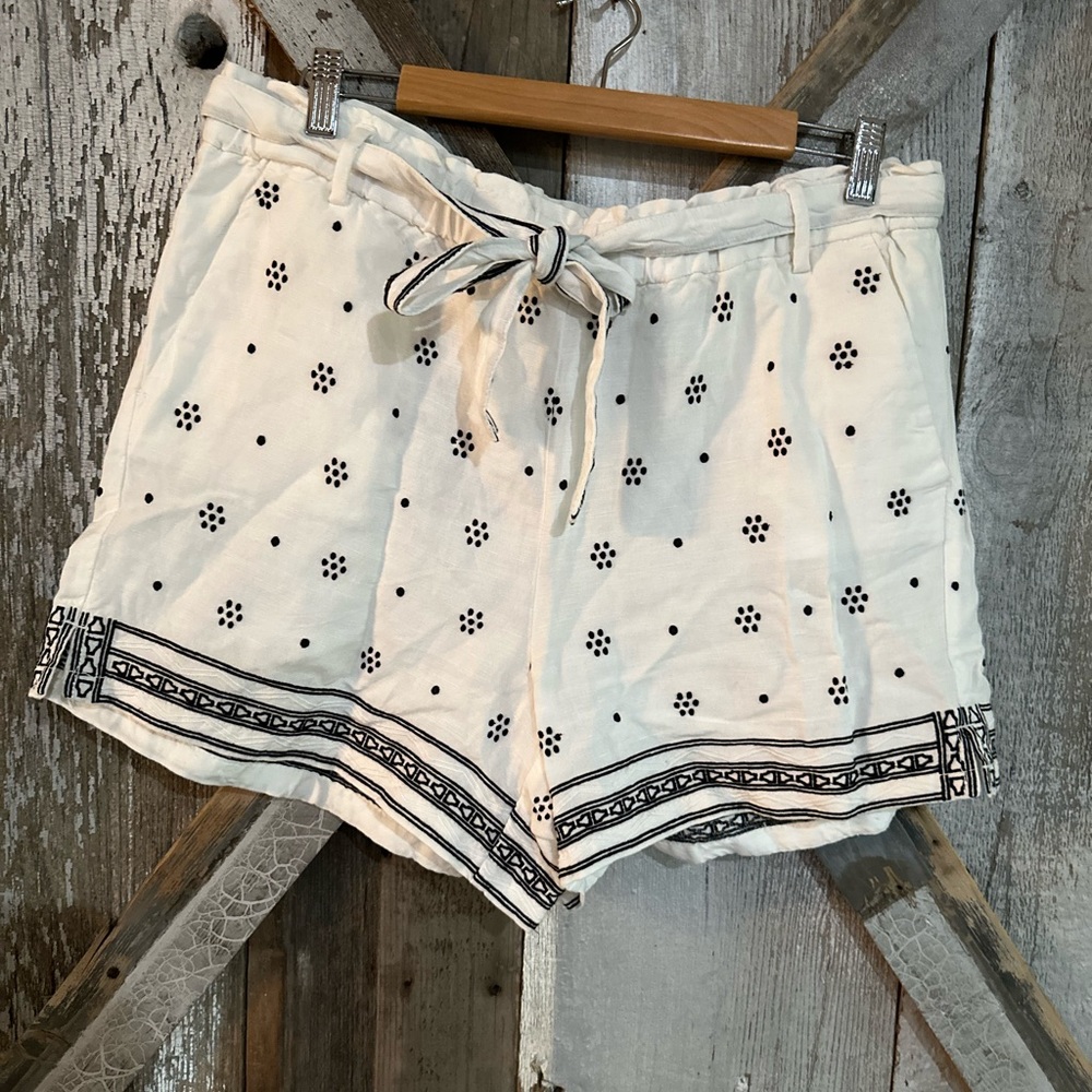 Loft white & black belted embroidered boho brand new shorts.
